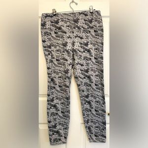 Spyder leggings tech camouflage in black and white. 7/8 length